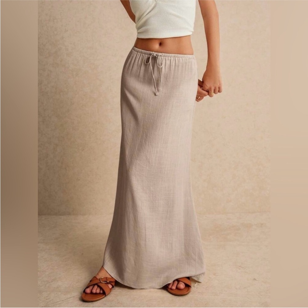 New w/out tags Boho Maxi Skirt. 
Runs a bit large .
70% cotton 30% linen.